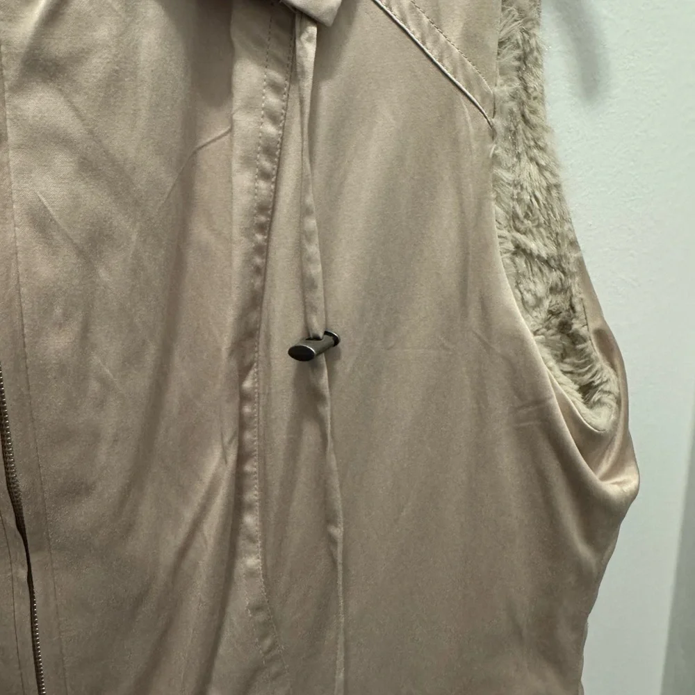 CAbi Shearling Lined CabinCore Adventure Ready Outdoor Vest Cozy Chic Layering - Picture 7 of 10